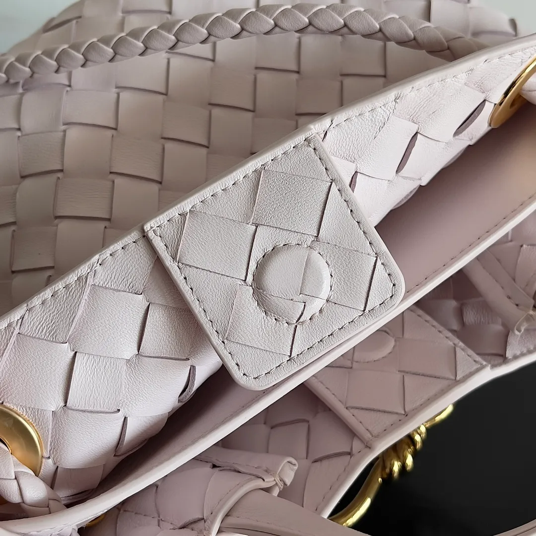 The 2023 new Andiamo batch of 1860 BV has been shipped‼ ️Really popular🔥The new Andiamo woven handbag launched by Bottega Veneta this season is really popular all over the world! ! Celebrities at home and abroad have worn it, and Oscar-winning actress Michelle Yeoh has taken it out on the street. Song Jia, Trai Yara, Yu Feihong, Sanji Ayaka, Rosie Hunting-Whiteley, Yoshioka Riho, etc. have all picked up this bag. It is classic and versatile, showing off its temperament, and the bag capacity is also large, which is very convenient for daily commuting! ! A variety of carrying methods, the shoulder straps can be adjusted by yourself, the original lambskin feels soft and delicate, and the neutral style is made to break gender boundaries and bring a more practical and longer-lasting use experience. Andiamo, which has both elegant and casual styles, perfectly interprets the true appearance of "fashionable old money style". Style number: 743568 Size: 25*22*10.5cm